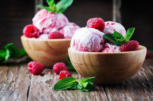 Helado dulce de frambuesa con menta