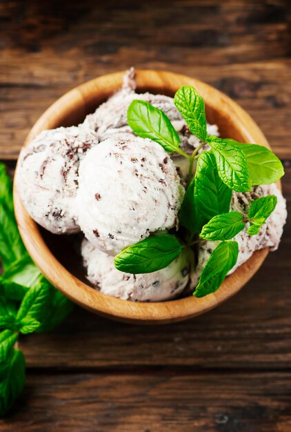 Helado dulce con menta y chocolate.