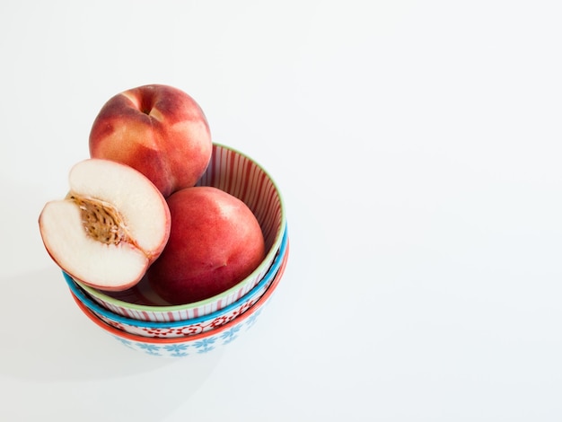 El helado se elabora con leche, crema, azúcares diversos y saborizantes como frutas frescas y purés de nueces.