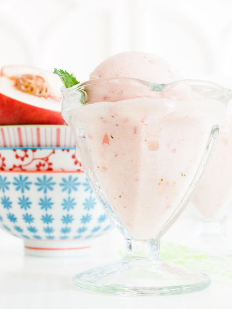 El helado se elabora con leche, crema, azúcares diversos y saborizantes como frutas frescas y purés de nueces.