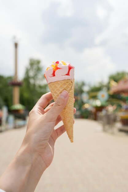 El helado está en manos de una mujer, en un día soleado de verano