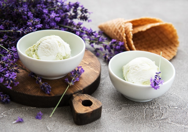 Helado y flores de lavanda.