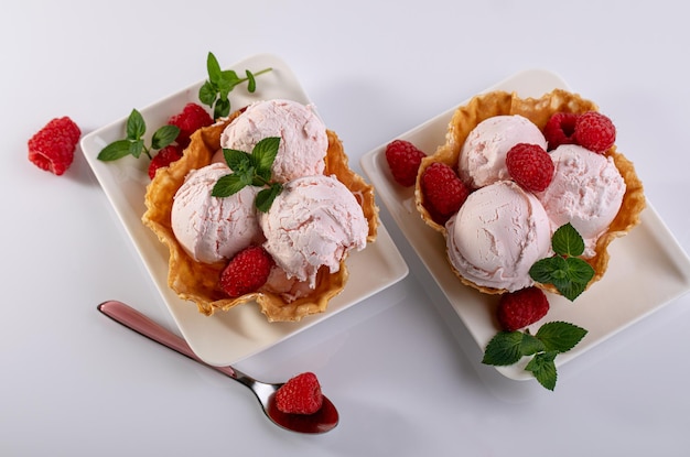 Helado de frambuesa con bayas sobre un fondo claro