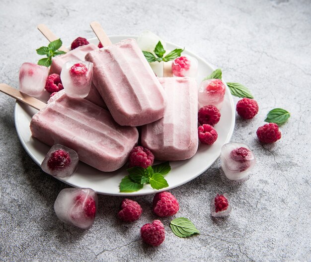 Helado de frambuesa casero y frambuesas frescas. Comida de verano.