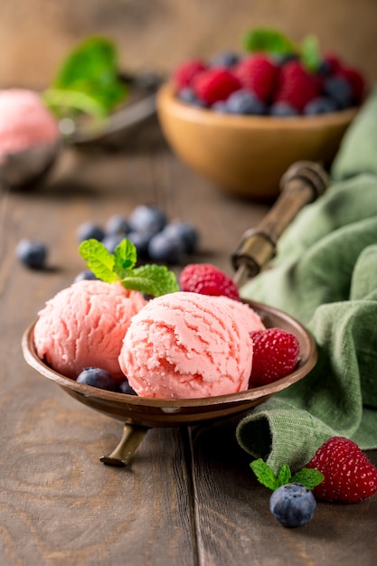 Helado de frambuesa en cuenco de cobre.