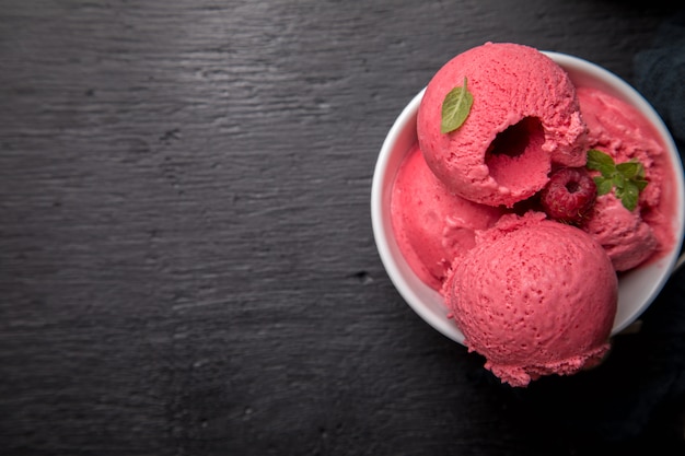 Helado de frambuesa. Postre de verano.