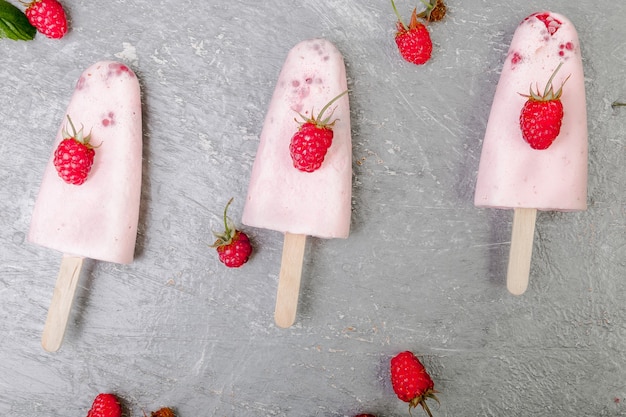 Helado de frambuesa sobre fondo gris