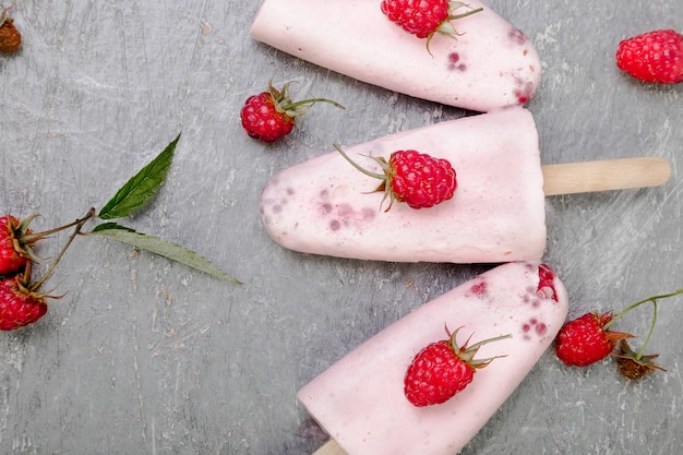 Helado de frambuesa sobre fondo gris