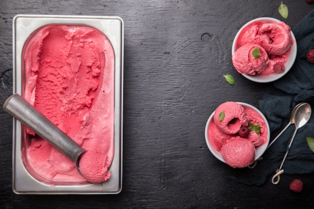 Helado de frambuesa en un tazón blanco