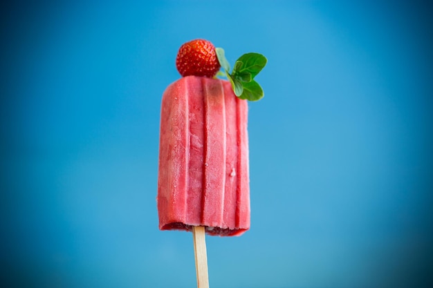 Helado de fresa casero cocinado en un palo