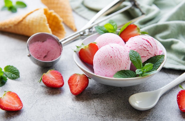 Helado de fresa casero con fresas frescas