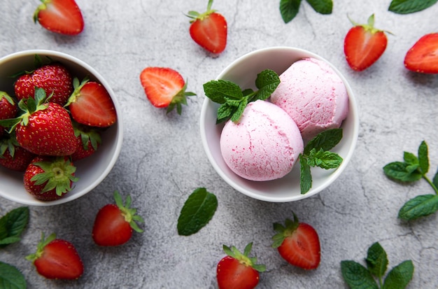 Helado de fresa casero con fresas frescas