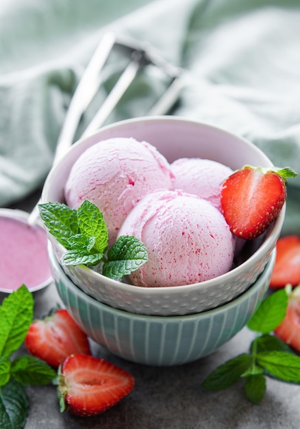 Helado de fresa casero con fresas frescas