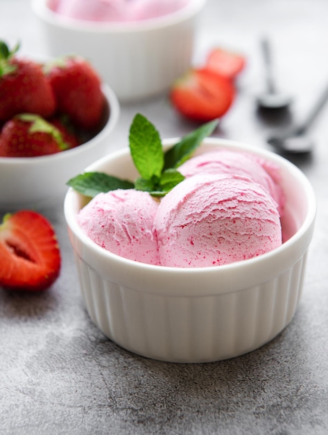 Helado de fresa casero con fresas frescas