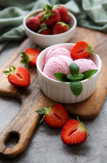 Helado de fresa casero con fresas frescas