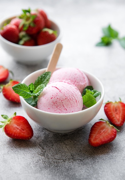 Helado de fresa casero con fresas frescas