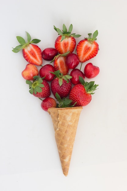 helado de fresa en un cono de waffle