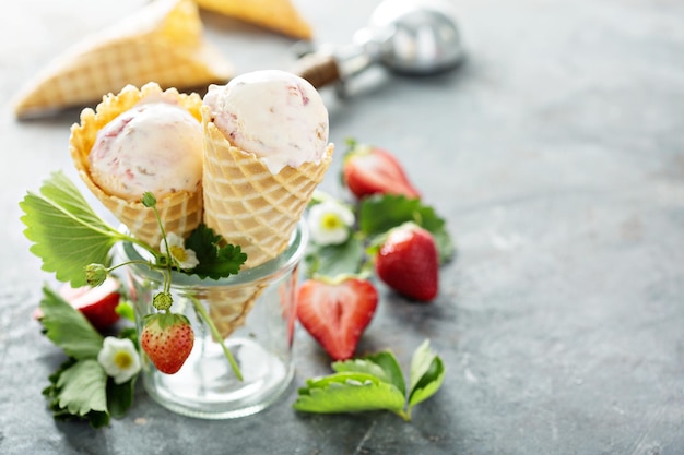 Helado de fresa en conos de waffle