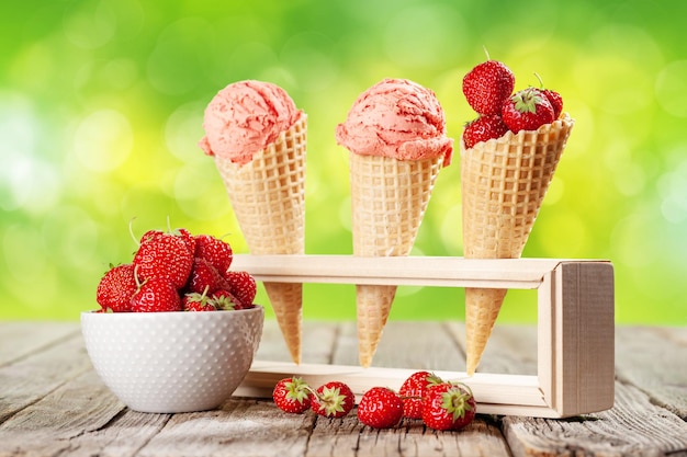 Foto helado de fresa en conos de waffle.