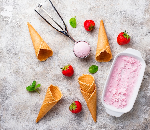 Helado de fresa dulce hecho en casa.