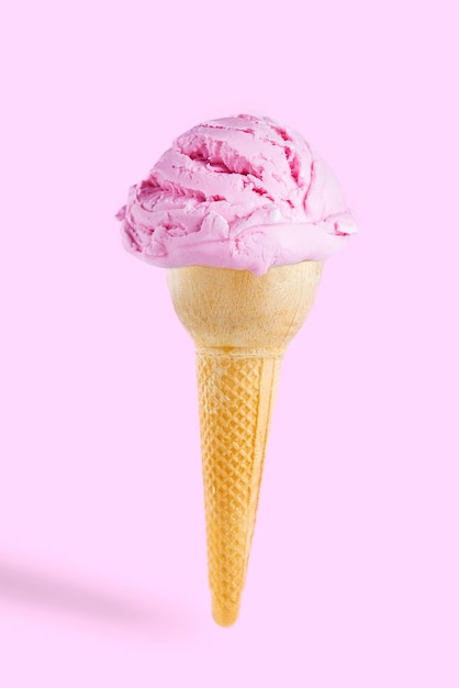 Helado de fresa con fondo de color