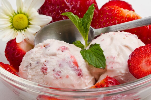 Helado de fresa con frutas de cerca