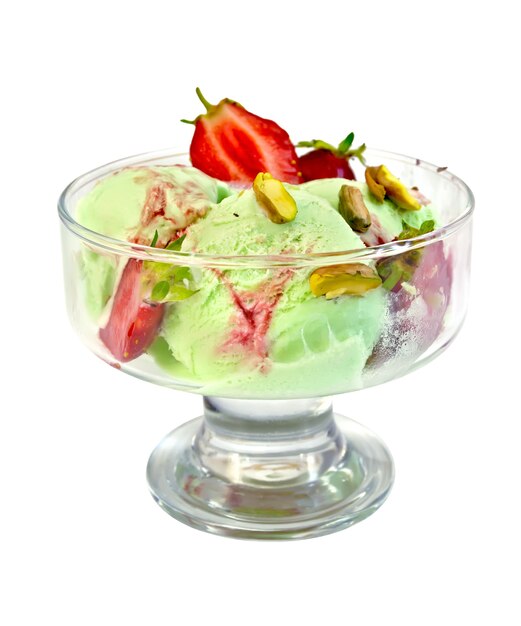 Helado de fresa y pistacho en un vaso con fresas y pistachos aislado