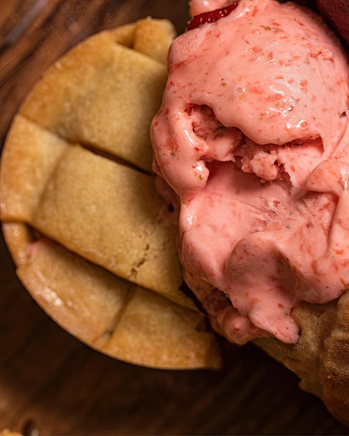 Un helado de fresa roja está en un pan.