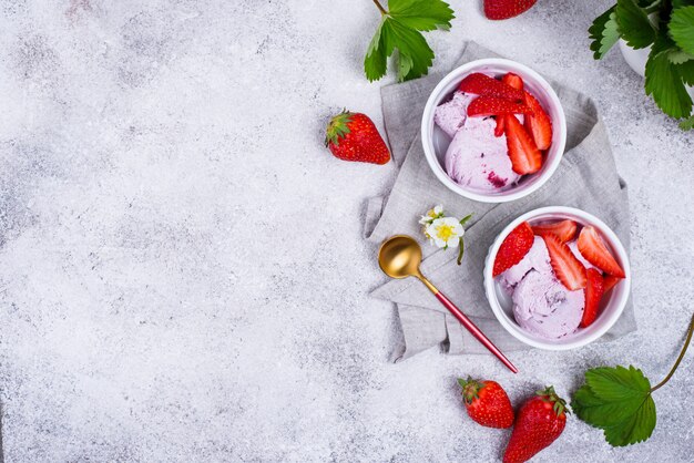 Helado de fresa en un tazón blanco