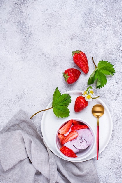 Helado de fresa en un tazón blanco