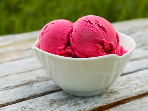 Helado de fresa en un tazón en la mesa de campo