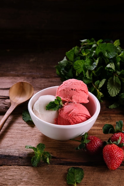 Foto helado de fresa y vainilla modo oscuro