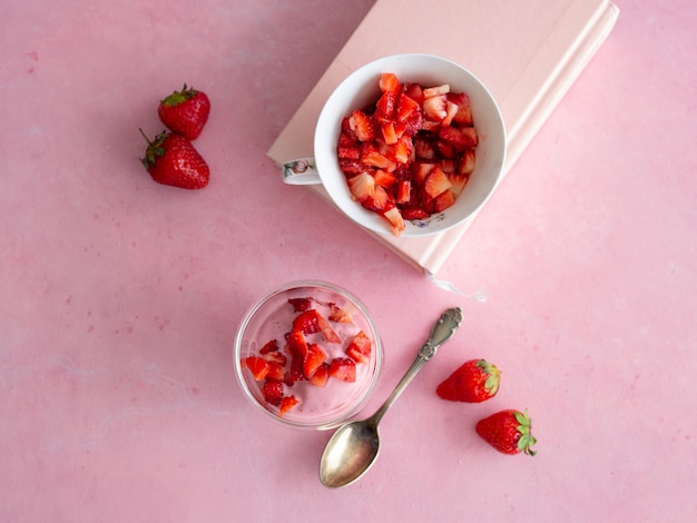 Helado de fresa en un vaso de vidrio. Helado de yogurt. Dieta, alimentación saludable. Fresas frescas. Copia espacio, de cerca.