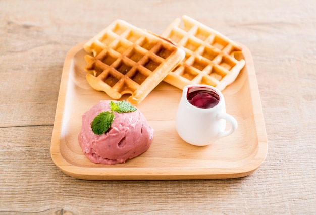 helado de fresa con waffle