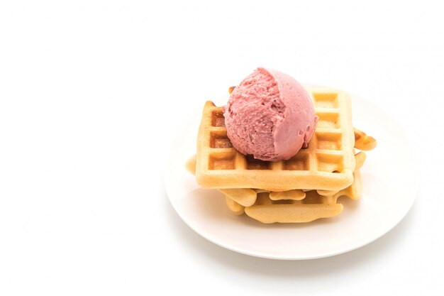 helado de fresa con waffle