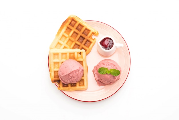 helado de fresa con waffle