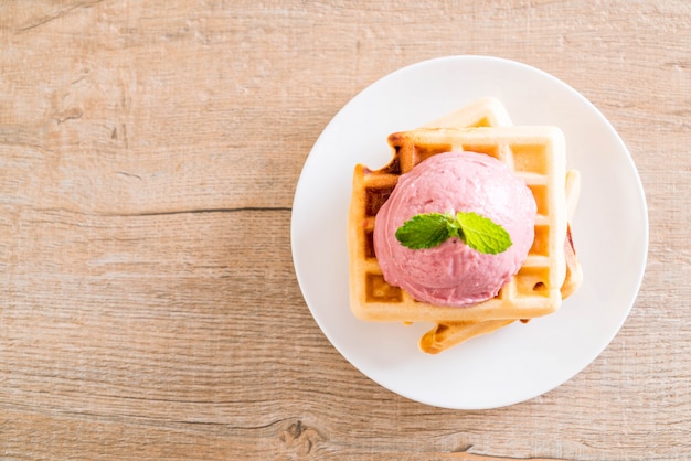 helado de fresa con waffle