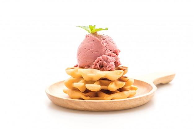 helado de fresa con waffle