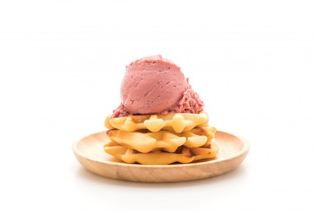 helado de fresa con waffle