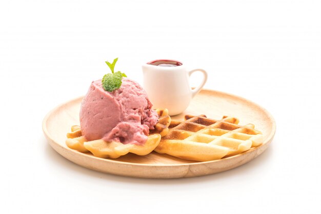 helado de fresa con waffle