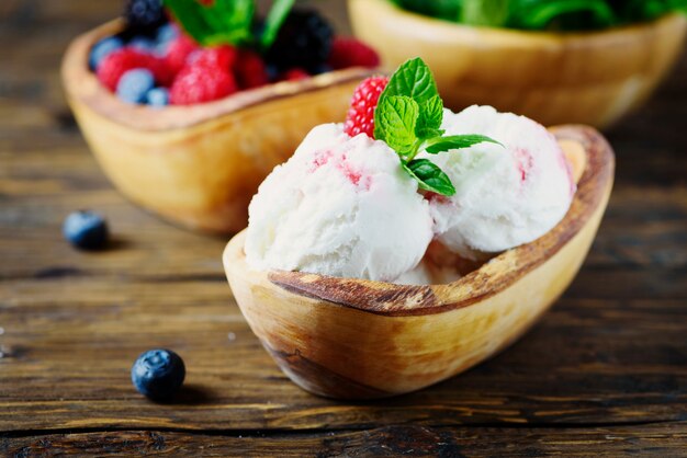 Helado de fruta fresca con menta en la mesa de madera