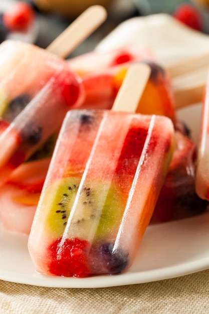 helado y fruta en un plato