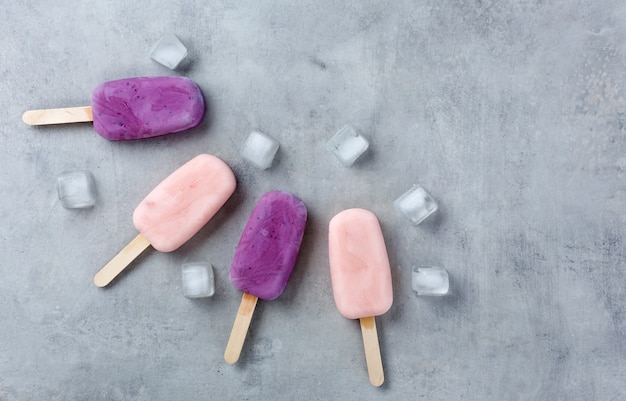 Foto helado de fruta de yogur sobre un fondo gris. copia espacio concepto de dieta.