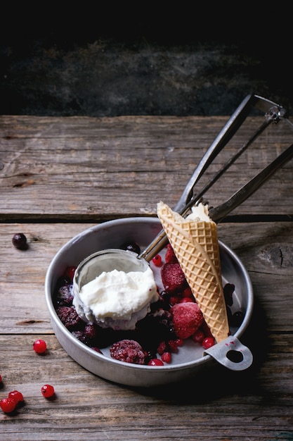 Helado con frutas del bosque