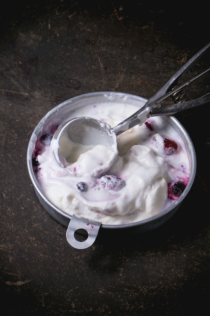 Helado con frutas del bosque