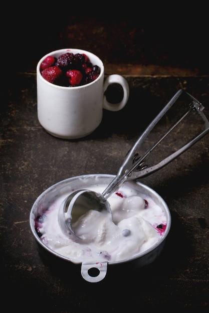 Foto helado con frutas del bosque