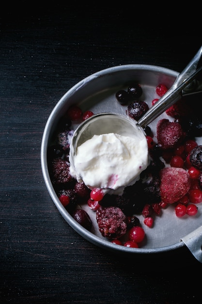 Helado con frutas del bosque