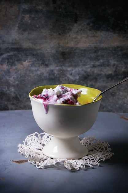 Helado con frutas del bosque