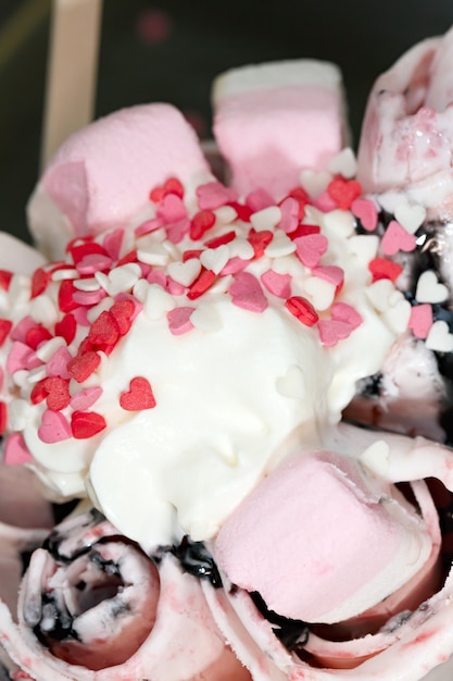 El helado de frutas está decorado con caramelo en forma de corazón.