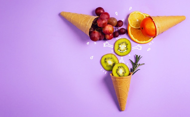 Foto helado con frutas naturales. concepto de fruta genuina y biológica. pared púrpura